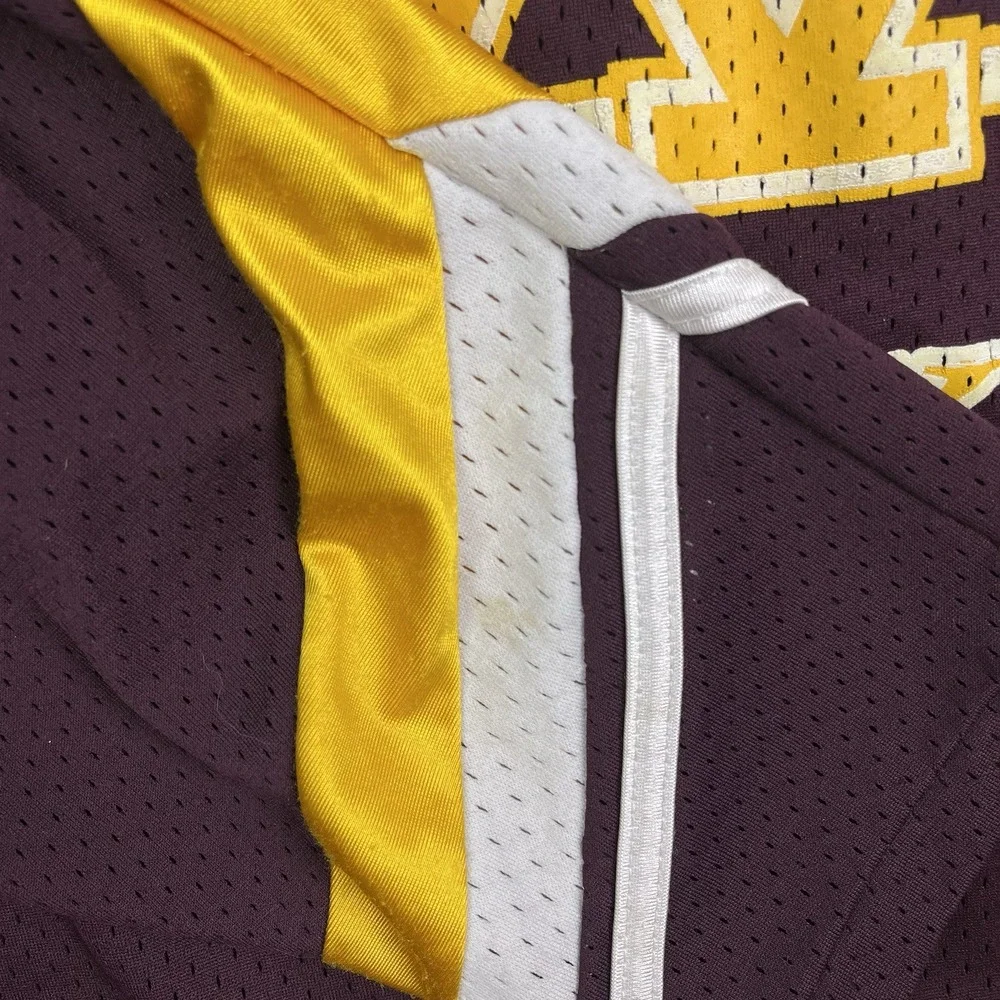 Vintage Minot Magicans Hockey Jersey ND North Dakota‎ Maroon Yellow K1 Medium